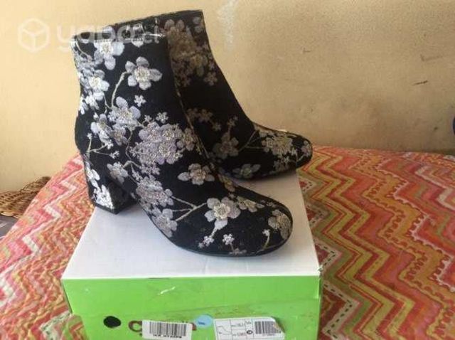Botines floreados n38 marca Chalada