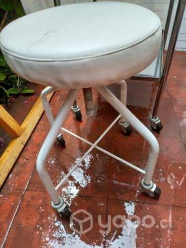 Piso consulta . Fierro regulable. Ruedas