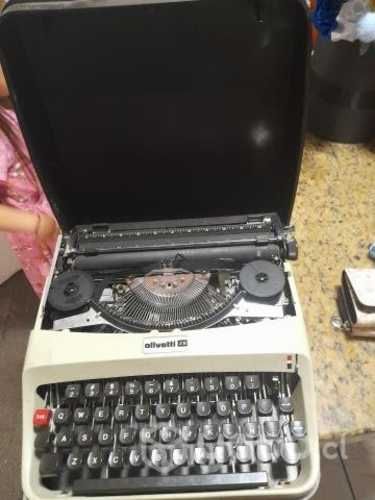 Maquina de escribir antigua