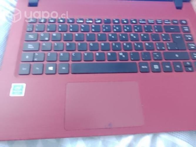 Computador Acer rojo con mouse