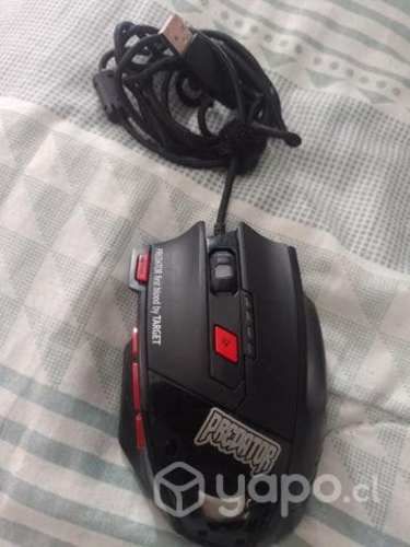 Computador Acer rojo con mouse