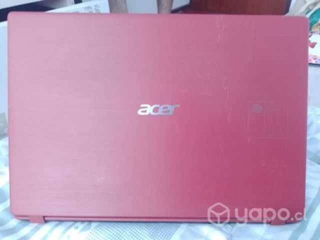 Computador Acer rojo con mouse