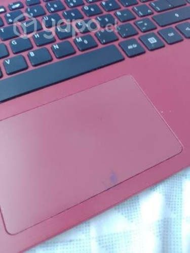 Computador Acer rojo con mouse