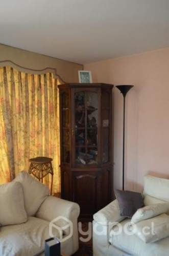 Mueble esquinero de madera, con puertas de vidrio