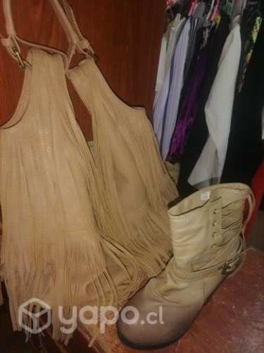 Cartera con flecos y botín haciendo iel juego