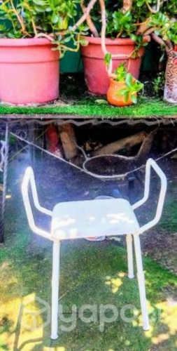 Silla de ruedas, baño portátil y banquito de apoyo