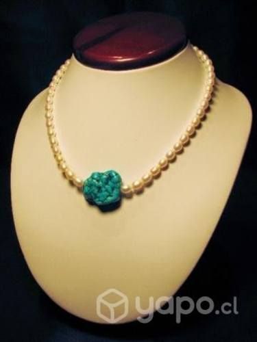 Collar de perlas blancas con piedra Turquesa.