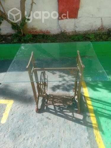 Mesa con base demaquina de coser