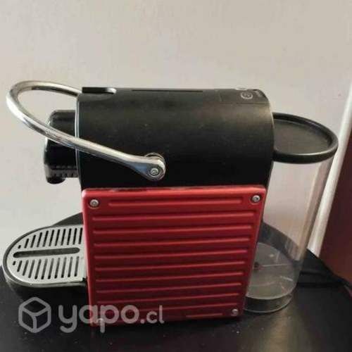 Cafetera Nespresso color rojo