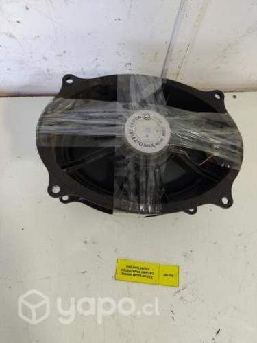 Par Parlantes Delantero (NNP241) Nissan NP300 2019