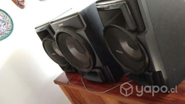 1 equipo y 3 altavoces SONY