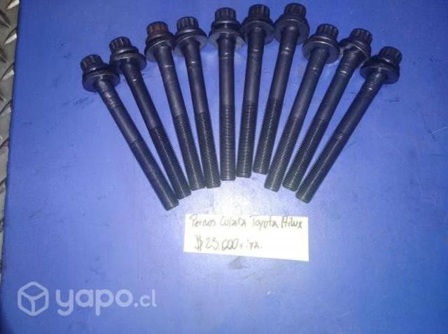 Juego de pernos culata Toyota Hilux 2.5 2013