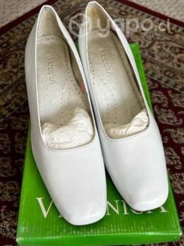 Zapatos blancos usados una vez