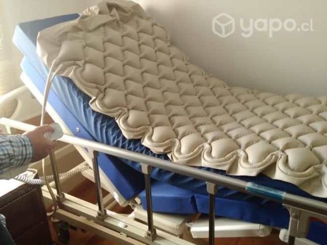 Cama clínica marca Linak con control remoto