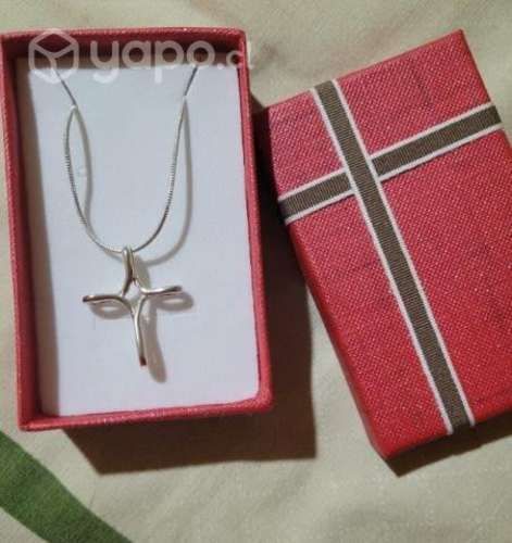 Cadena de plata, con colgante de Cruz
