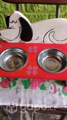 Dos comederos, pintados a mano