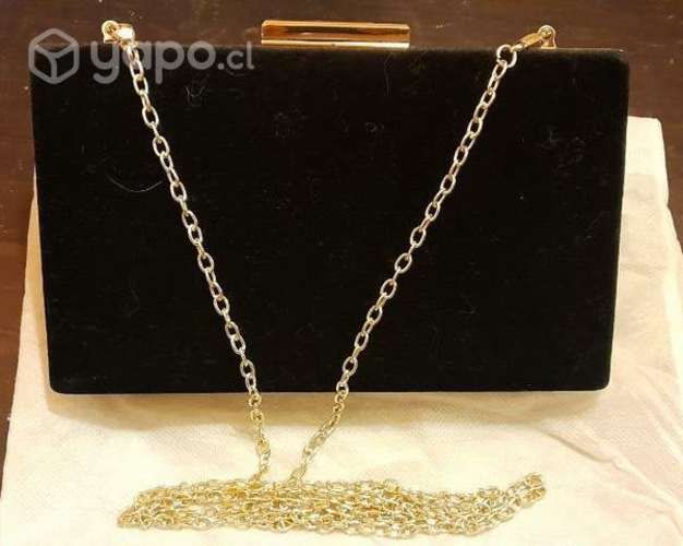 Bolso de mano terciopelo negro con cadena dorado