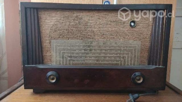 Radio antigua a tubos funcionando