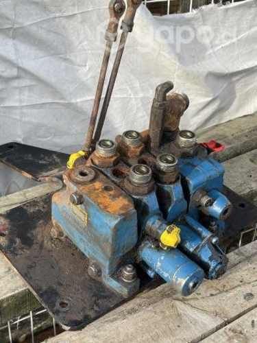 Caja de Valvulas delantera Retroexcavadora Komatsu