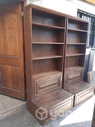 Antiguas estanterías de roble con zócalo