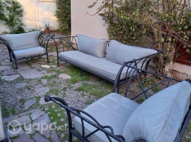 Juego de terraza de fierro con cojines y mesa