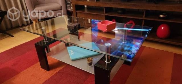 Mesa de centro cubierta de vidrio