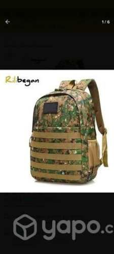 Mochila camuflada nueva