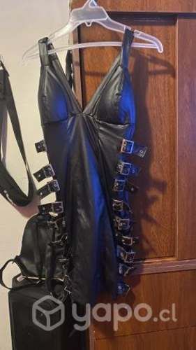 Vestido de cuerina con hebillas