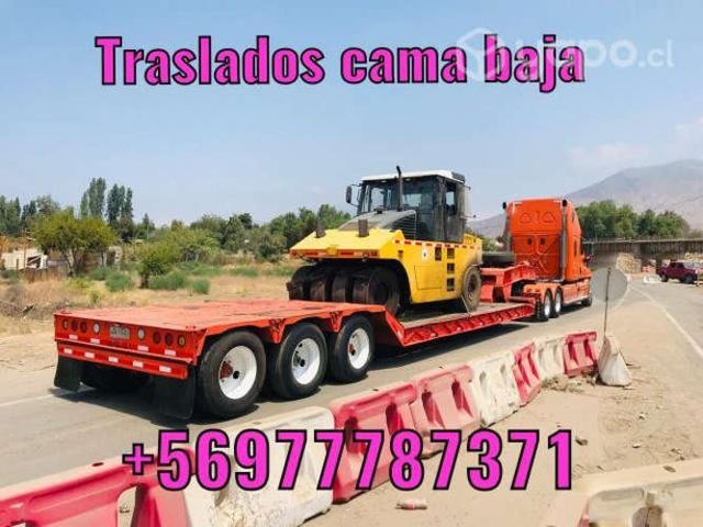 Traslado de maquinaria cama baja rampla remolque