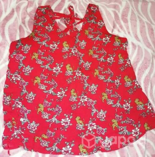 Polera de flores roja