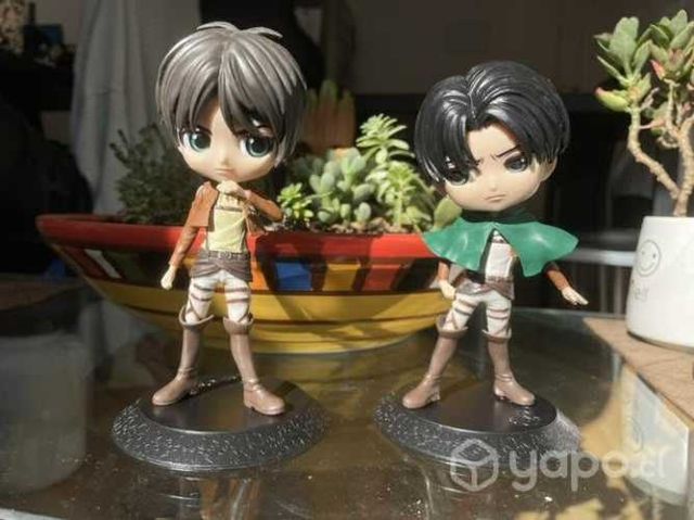 Figuras de Eren y Levi Ackerman