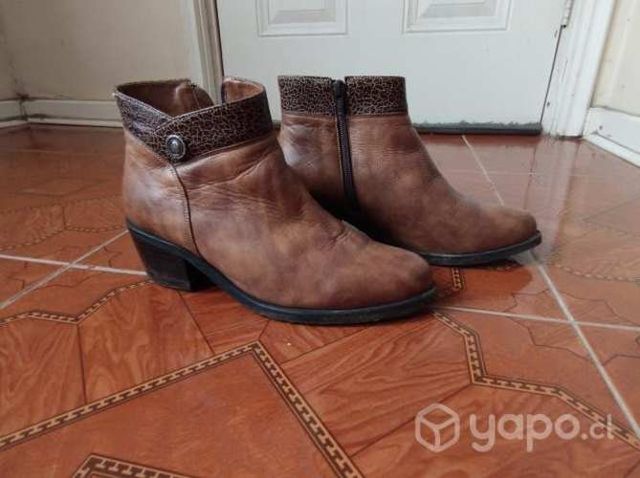 Botines café semi nuevos talla 37