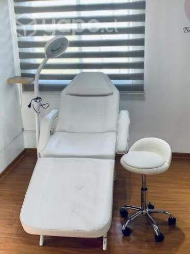 Camilla estética , lampar y silla.