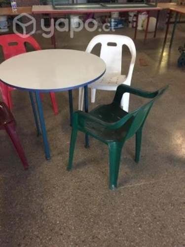 Mesa con sillas plásticas