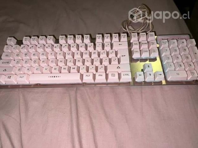 Teclado Fantech color rosa hermoso
