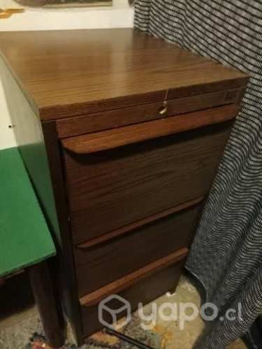 Amplia cómoda con tres cajones grandes