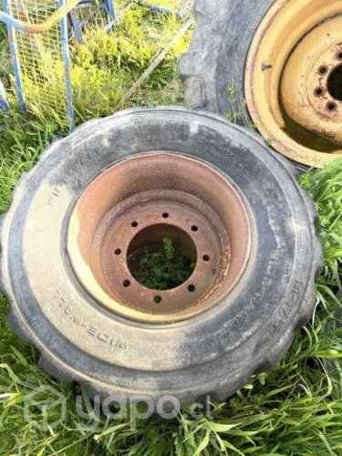 Neumático delantero Retroexcavadora Komatsu