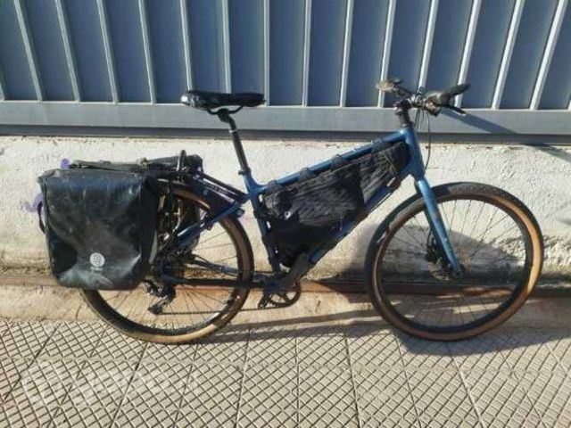 Kona Dew Plus 2021 gravel con parrilla y alforjas