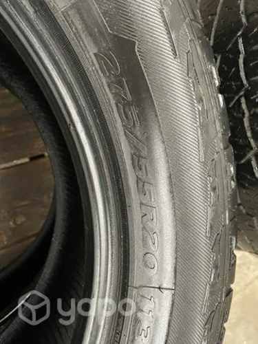 los 4 neumáticos 80 % de vida útil .