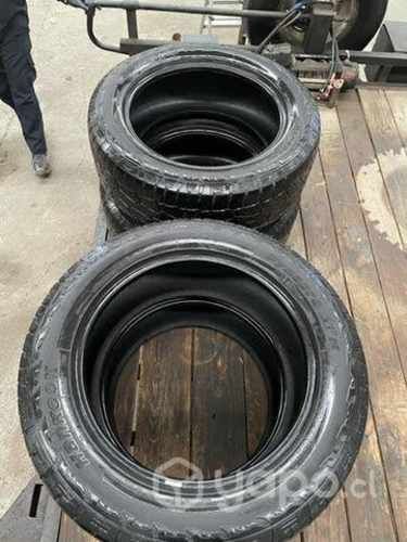 los 4 neumáticos 80 % de vida útil .