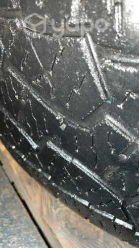 los 4 neumáticos 80 % de vida útil .