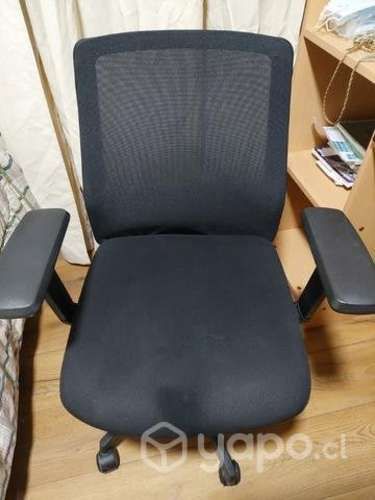 Silla de escritorio semi nueva conversable