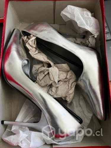 Zapatos taco alto color plata 37,5 mas menos