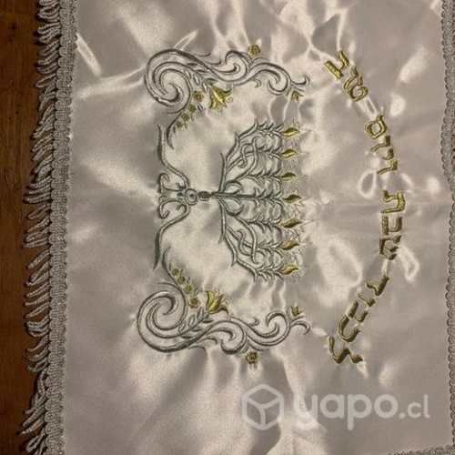 Mantel elegante liso con bordes plateados