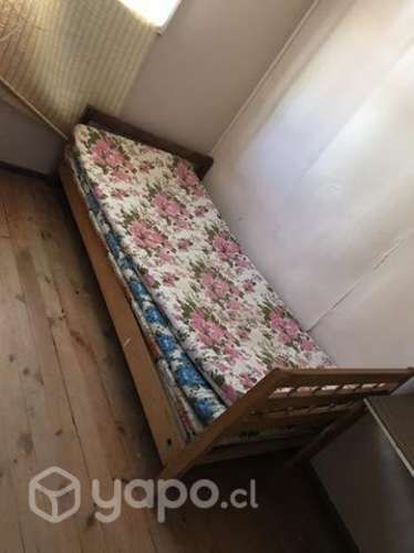 Cama colchón y velador
