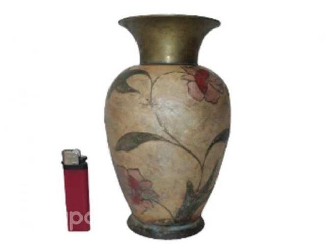 Florero Antiguo Y Pesado De Bronce Decorado