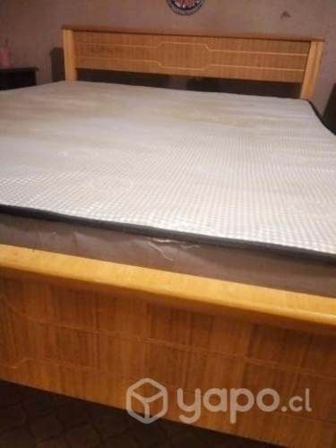 Cama de dos plazas con respaldo y colchón