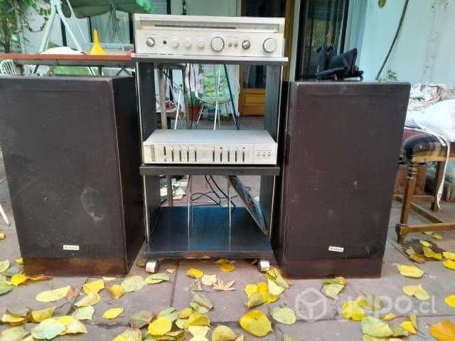 Equipo de sonido, funcionando.