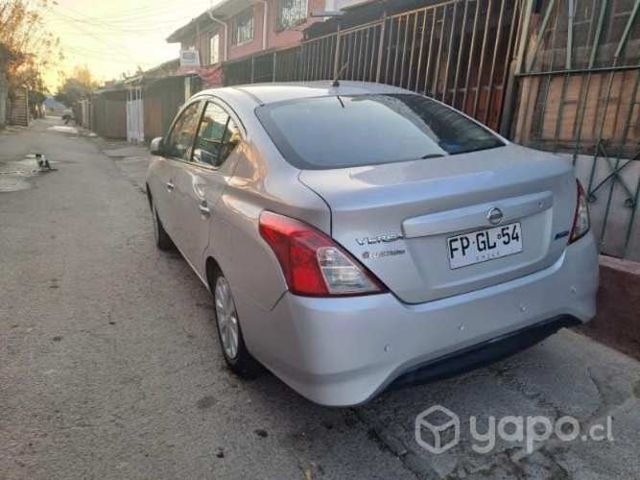 Nissan versa excelente estado