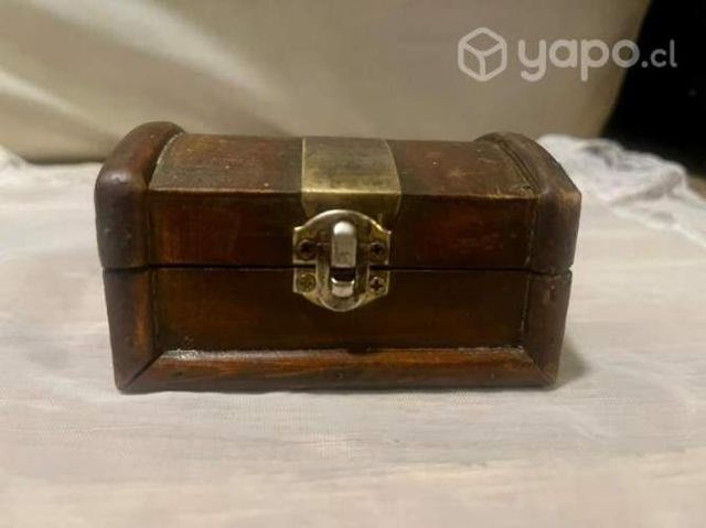 Antiguo Joyero Madera en forma de Baúl
